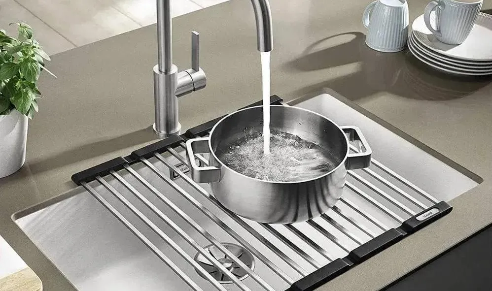 Какие бывают аксессуары для кухонных моек?